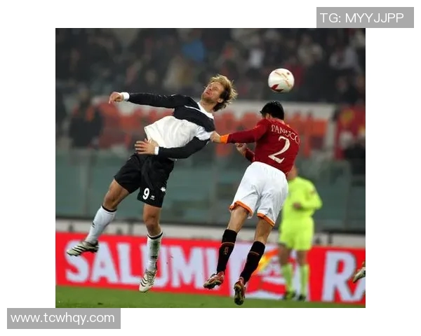 韩国与意大利激战正酣足球场上头球对决引发热议 韩国与意大利激战正酣足球场上头球对决引发热议